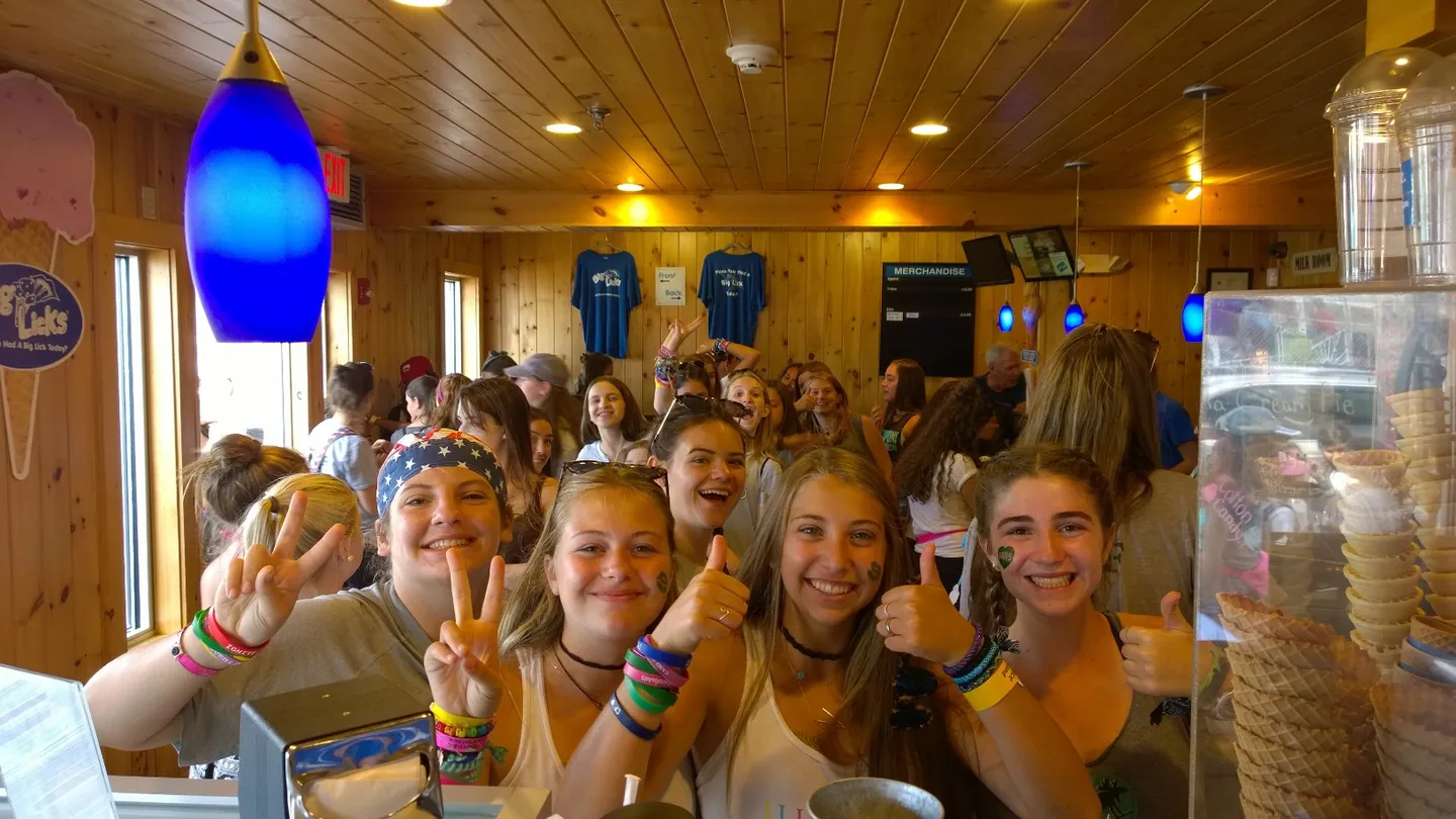 Una tarde con mucho movimiento dentro de Big Licks en Old Orchard Beach, con los clientes agolpados frente al mostrador